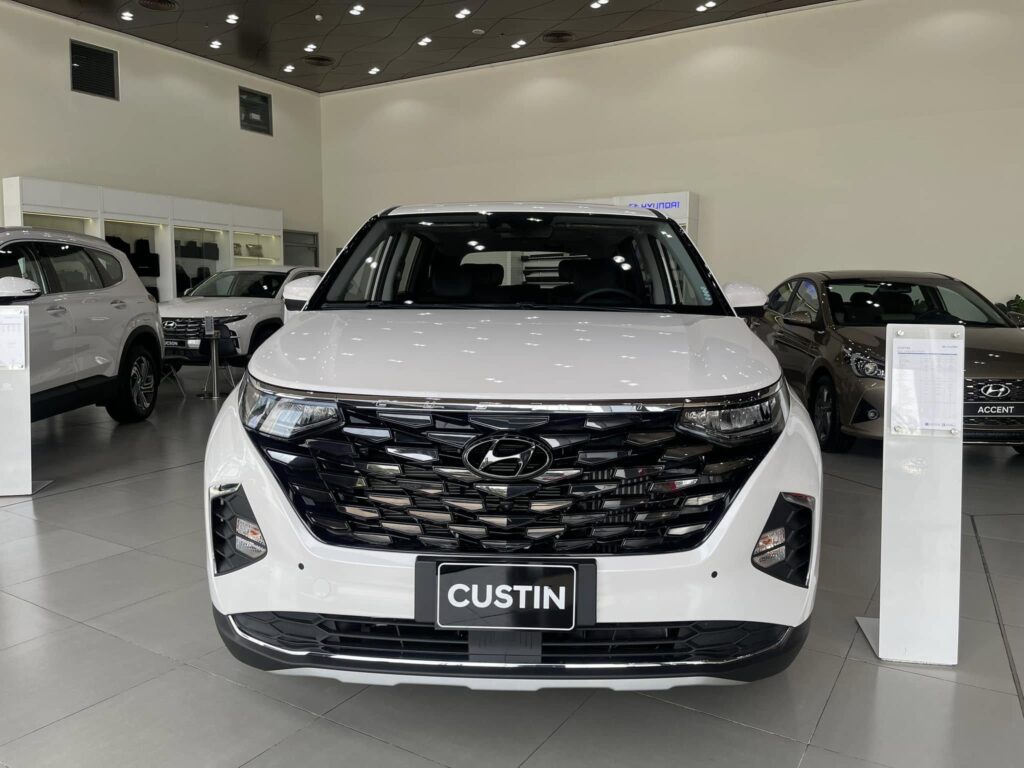 Hyundai Custin 2.0T Cao Cấp màu Trắng