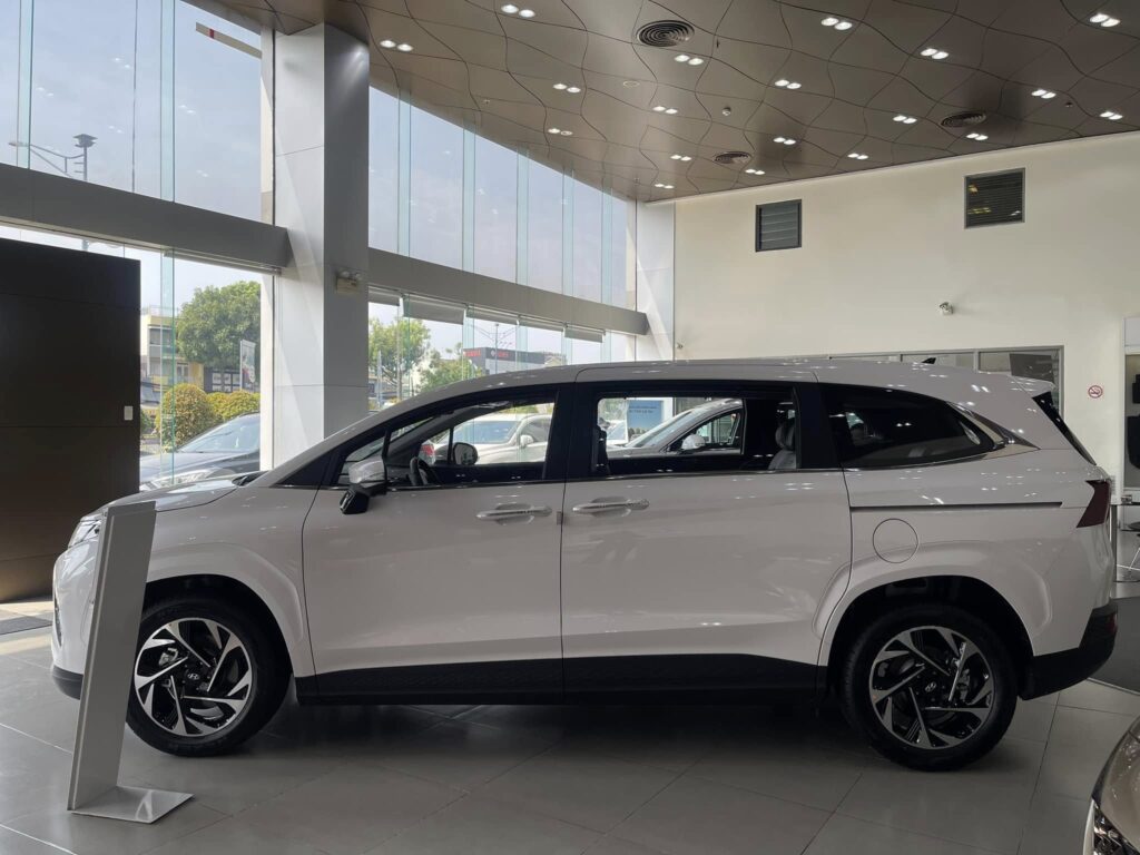 Hyundai Custin 2.0T Cao Cấp màu Trắng