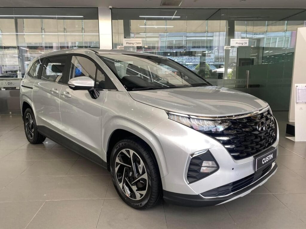 Hyundai Custin 1.5T Cao Cấp màu Bạc