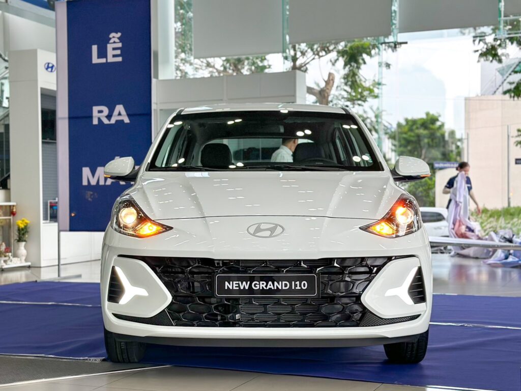 Hyundai Grand i10 1.2 AT hatchback màu Trắng