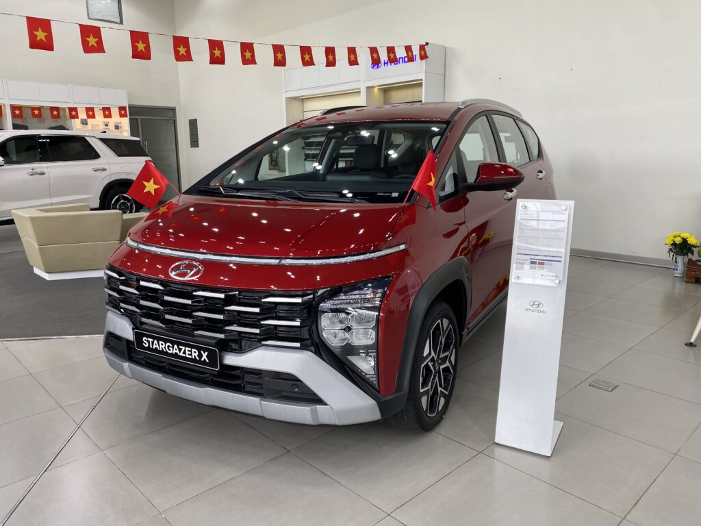 Hyundai Stargazer 1.5 X Cao Cấp màu đỏ