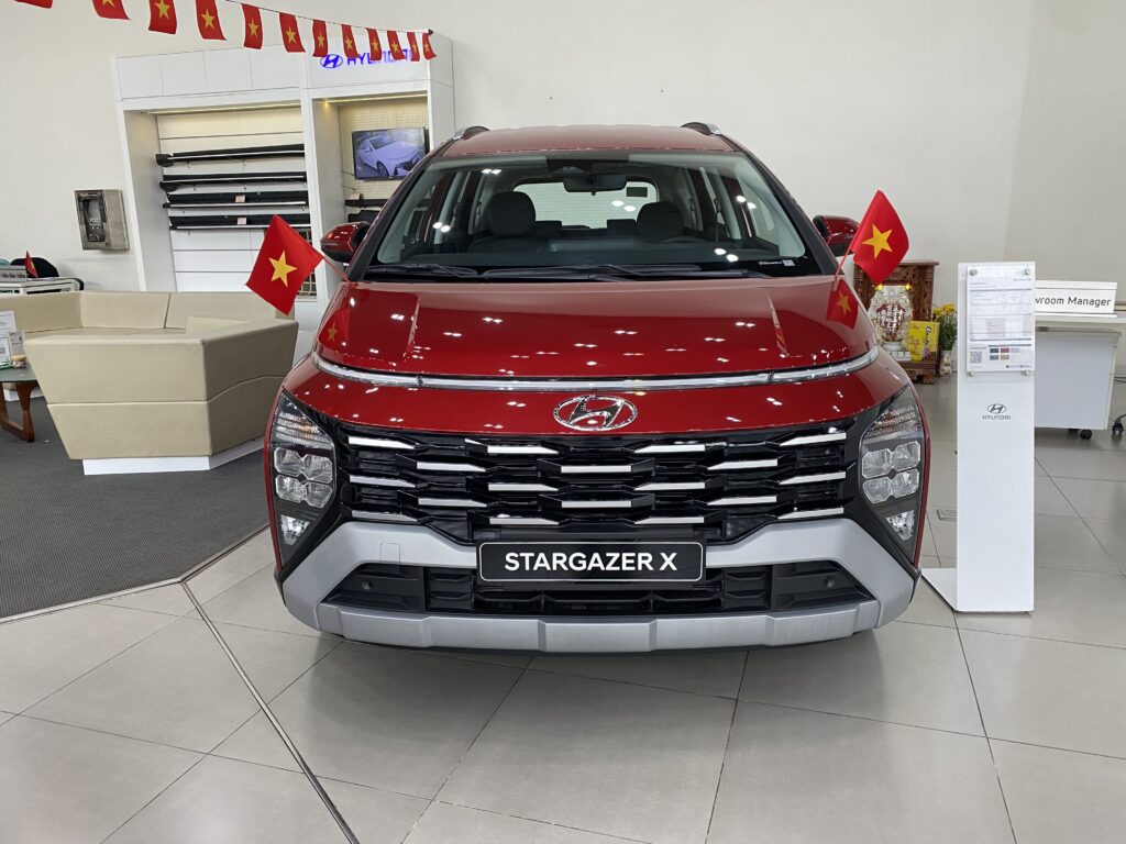 Hyundai Stargazer 1.5 X Cao Cấp màu đỏ
