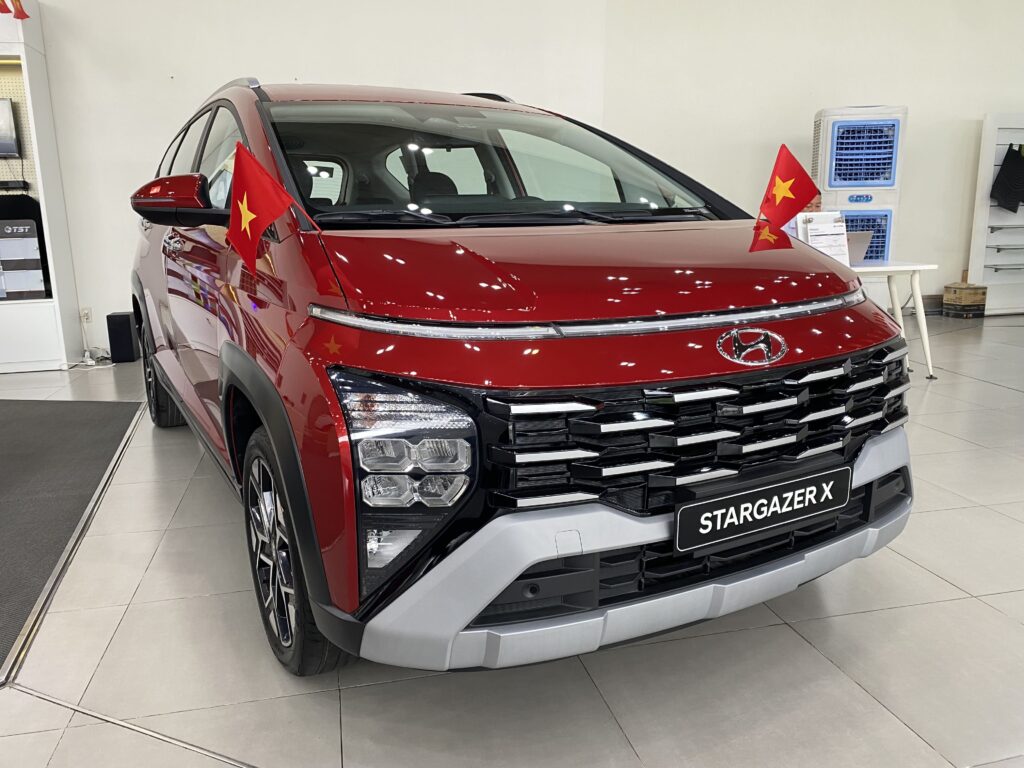 Hyundai Stargazer 1.5 X Cao Cấp màu đỏ